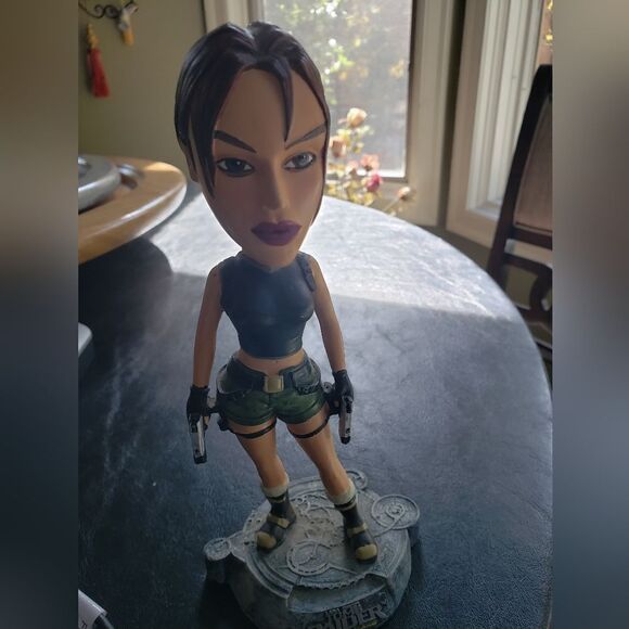 Lara Croft Bobblehead - Picture 3 of 9